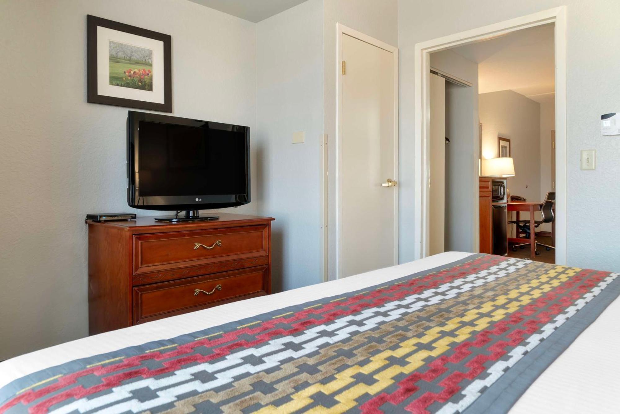 Best Western Executive Inn & Suites Grand Rapids Exterior photo